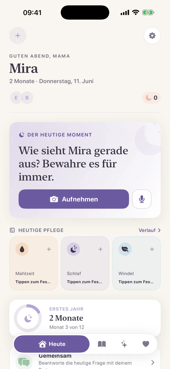 Startbildschirm der Lunita App: der heutige Moment mit Aufnahme-Knopf und Pflege-Karten für Mahlzeit, Schlaf und Windel