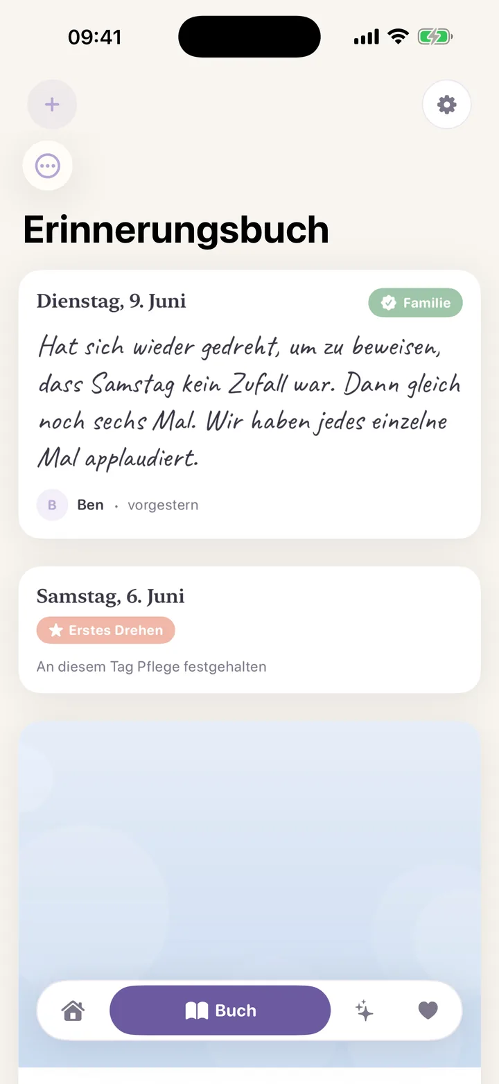 Erinnerungsbuch in der Lunita App: Tagebuch-Einträge in warmer Handschrift, mit der Familie geteilt, daneben der Meilenstein Erstes Drehen