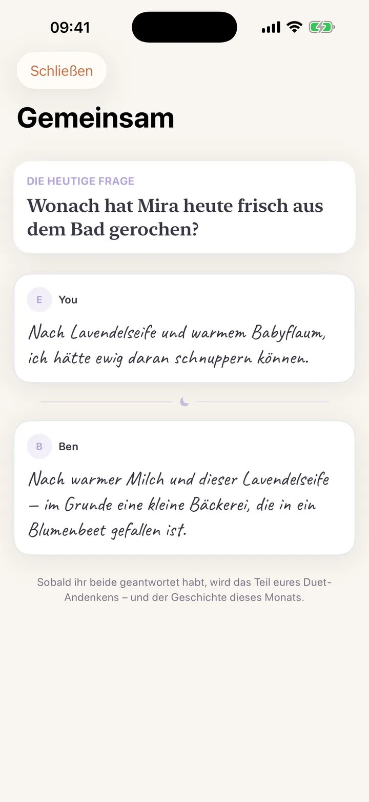 Duett in der Lunita App: beide Eltern beantworten getrennt dieselbe Frage des Tages über ihr Baby und sehen die Antwort des anderen erst danach